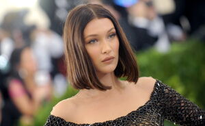 Bella Hadid kon niet plassen tijdens het MET Gala en de reden is stiekem wel grappig