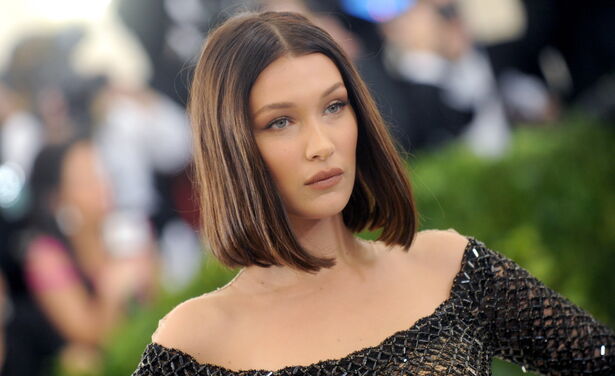 Bella Hadid kon niet plassen tijdens het MET Gala en de reden is stiekem wel grappig