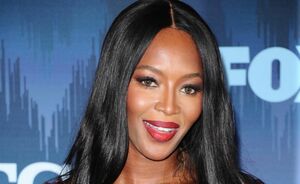 Naomi Campbell support Women for Women UK met schoenen waar geen vrouw op kan lopen