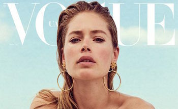 Doutzen in niemendalletjes op het strand voor Vogue cover story