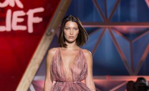 Schaars geklede Bella Hadid, Kate Moss, Heidi Klum en Kendall Jenner op de catwalk van Fashion For Relief