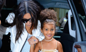 North West ging naar Disneyland en was het cuteste kind van het pretpark in deze outfit