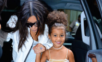 North West ging naar Disneyland en was het cuteste kind van het pretpark in deze outfit