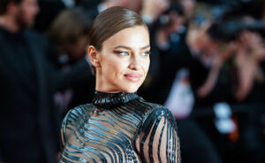 Irina Shayk droeg niet één, maar twee doorzichtige jurken in Cannes vlak na bevalling