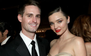 Miranda Kerr trouwde stiekem met Evan Spiegel en gaf hem een serenade tijdens het feestje