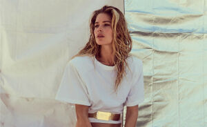 Doutzen Kroes is een echte beach babe voor Vogue Ukraine