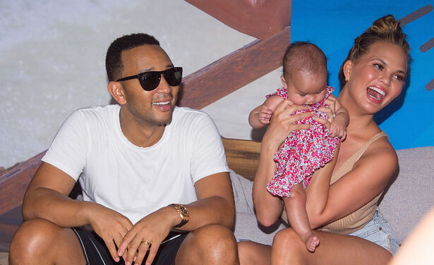 Chrissy Teigen nam baby Luna mee naar een concert van John Legend en dit is wat er gebeurde