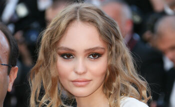 Lily-Rose Depp arriveert in Tokyo maar heeft er wel eens beter uit gezien