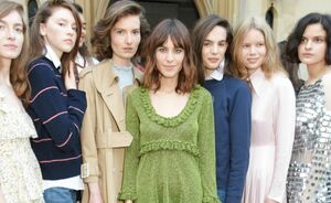 Alexa Chung lanceert haar eigen collectie en je krijgt direct zin je bankrekening te plunderen