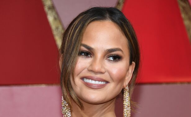 Chrissy Teigen gaat compleet naakt op Snapchat om spray tan te showen