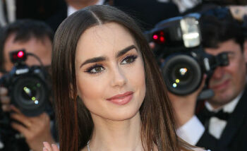 Dit is waarom het porseleinen huidje van Lily Collins er altijd zo flawless uitziet