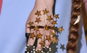 Nog even aandacht voor de nail art van de Gucci Cruise Collection Show