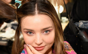 Miranda Kerr pronkt met haar prachtige trouwring tijdens de Moschino show