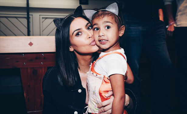 North West en nichtje Penelope Disick vieren verjaardag met perfect Hawaiiaans thema