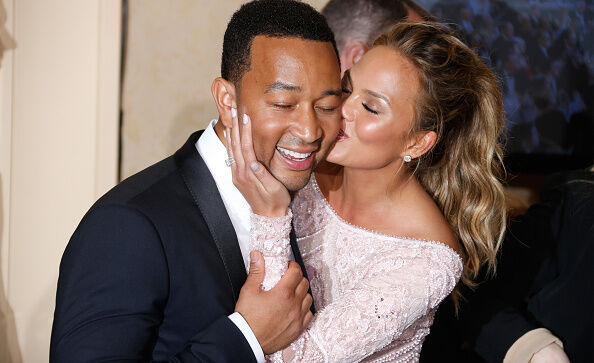 Mensen sturen Chrissy Teigen foto’s van baby’s die op John Legend lijken