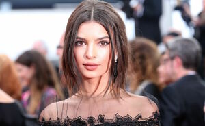 Emily Ratajkowski showt haar curves voor een balkonscène in Parijs