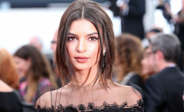 Emily Ratajkowski showt haar curves voor een balkonscène in Parijs