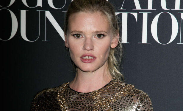 Is dit knappe model de nieuwe vriend van Lara Stone?