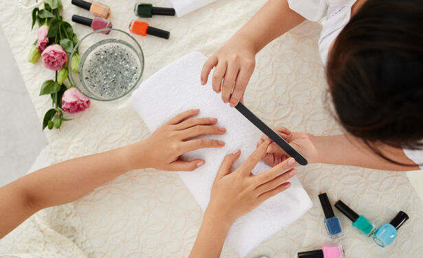 Te bizar voor woorden: dit overkwam iemand die om een ronde manicure vroeg...