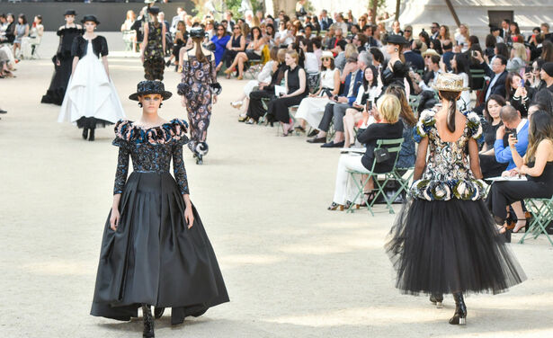 Zo werd de beeldschone FW 2017/2018 couturecollectie van Chanel gemaakt