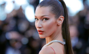 Bella Hadid showt de wereld haar rode bh op de racebaan