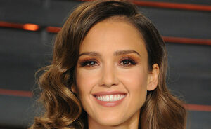 Jessica Alba heeft heel goed nieuws en schakelt haar schattige dochtertjes in