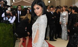 Kylie Jenner liet haar familie FaceTimen met haar wassenbeeld en dit is wat er gebeurde