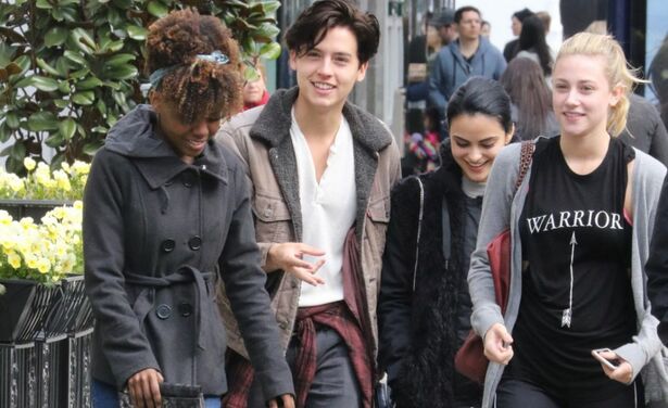 It’s a date! Rivedale’s Cole Sprouse en Lili Reinhart zijn ook in het echt verliefd