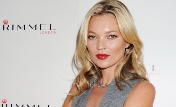 Topless Kate Moss laat haar borsten zien in een helikopter