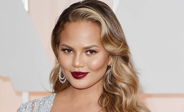 Chrissy Teigen plaatst een video van haar ‘menstruatie huid’