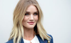 Rosie Huntington-Whiteley straalt voor het eerst na haar bevalling in campagne