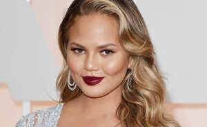 Heeft model Chrissy Teigen naast haar kookkunsten ook een talent voor zingen? Oordeel zelf...