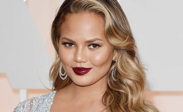 Heeft model Chrissy Teigen naast haar kookkunsten ook een talent voor zingen? Oordeel zelf...