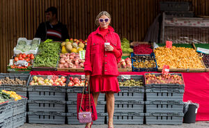 Dit is de reden waarom elke vrouw rood zou moeten dragen