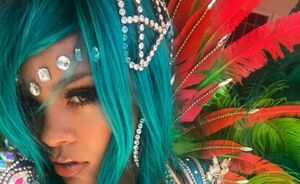 Er is iets raars gaande met één van de carnavalsfoto's van Rihanna