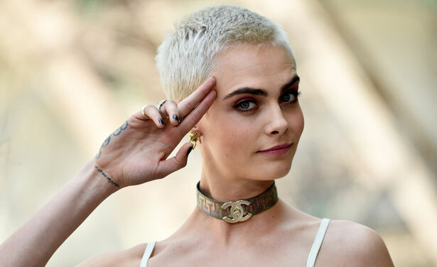 Cara Delevingne werd 25 jaar en vierde het groots