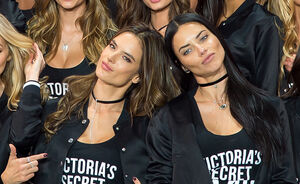 Victoria’s Secret Angels Candice, Josephine, Adriana en Alessandra met de billen bloot voor cowboy shoot