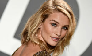 Rosie Huntington-Whiteley heeft wel een erg apart cadeau gekregen na de bevalling