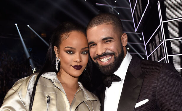 Drake is gespot met Rihanna's sokken aan...