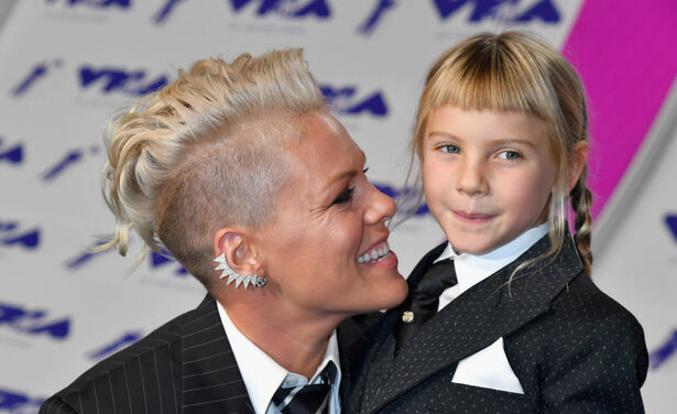 Pink accepteert MTV VMA Vanguard Award en geeft een speech over haar dochter die je laat huilen