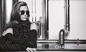 De Nederlandse schone Luna Bijl is het gezicht van Chanel's brillencollectie van dit najaar