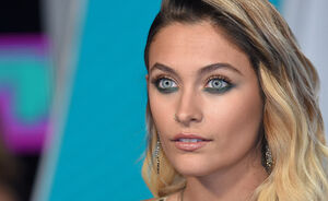 Dit is hoe Paris Jackson aan die prachtige lichtblauwe ogen komt