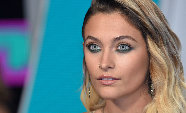 Dit is hoe Paris Jackson aan die prachtige lichtblauwe ogen komt