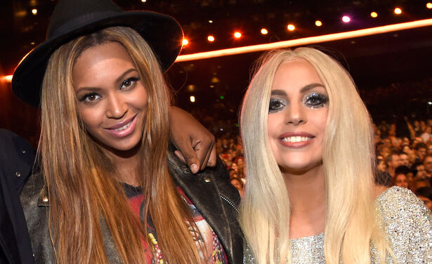 Beyoncé probeert Lady Gaga op te vrolijken met wat lieve cadeautjes...