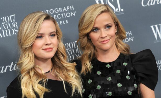 Reese Witherspoon's dochter Ava draagt gouden prinsessenjurk naar debutantenbal in Parijs