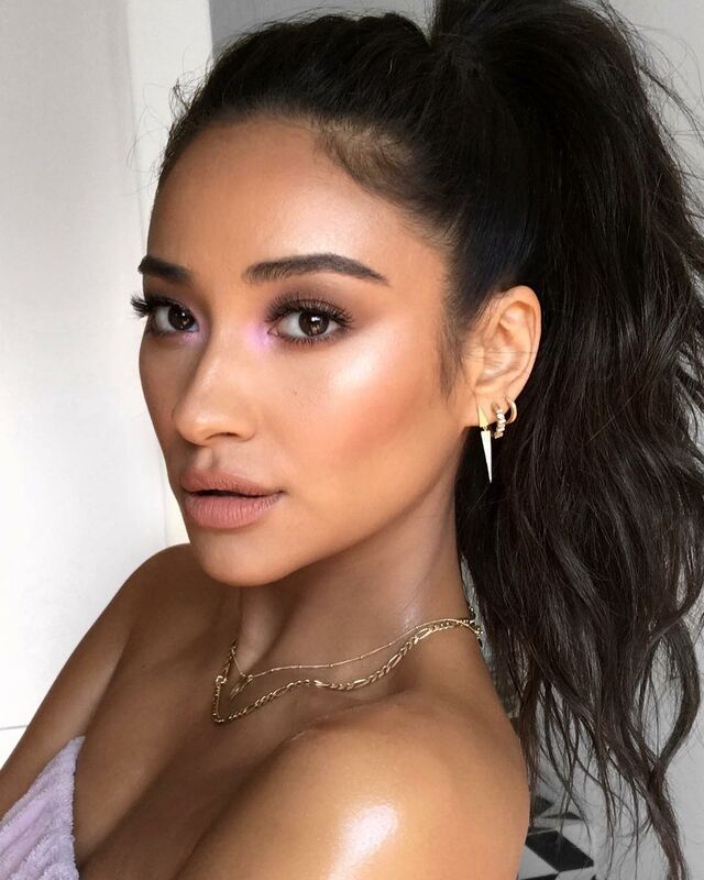 shay mitchell two toned eyeshadow look fall 2017