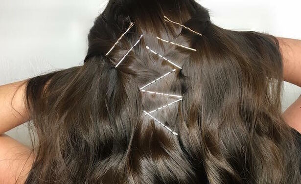 Zo draag je de bobby pin trend