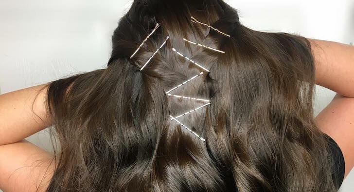 Zo draag je de bobby pin trend