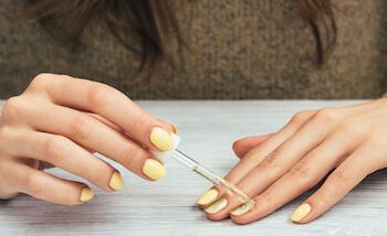 Waarom je tandpasta nodig hebt tijdens het nagels lakken