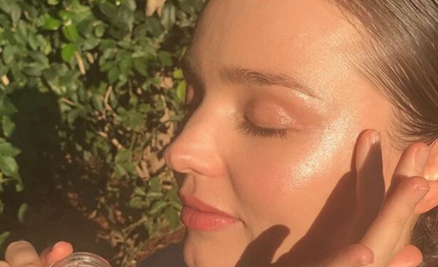 De highlighter van Miranda Kerr is trending op internet en dit is waarom...